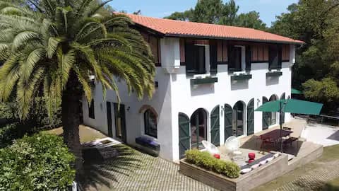 Villa climatisée, piscine chauffée entre lac à 200m et océan à 600m, 5min centre ville d'Hossegor