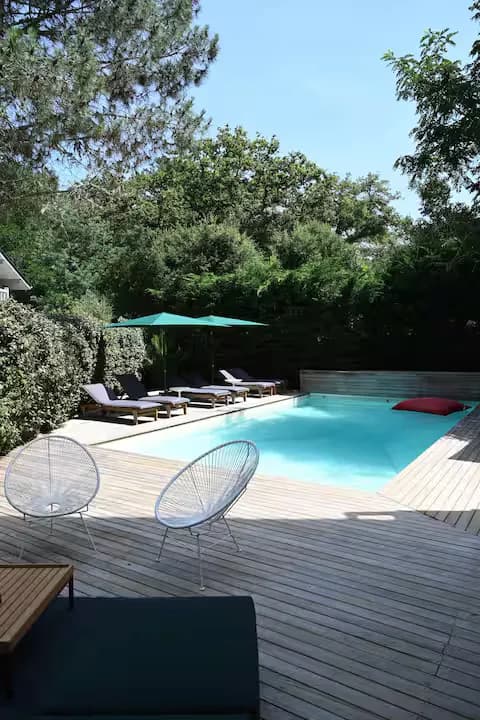 Villa climatisée, piscine chauffée entre lac à 200m et océan à 600m, 5min centre ville d'Hossegor