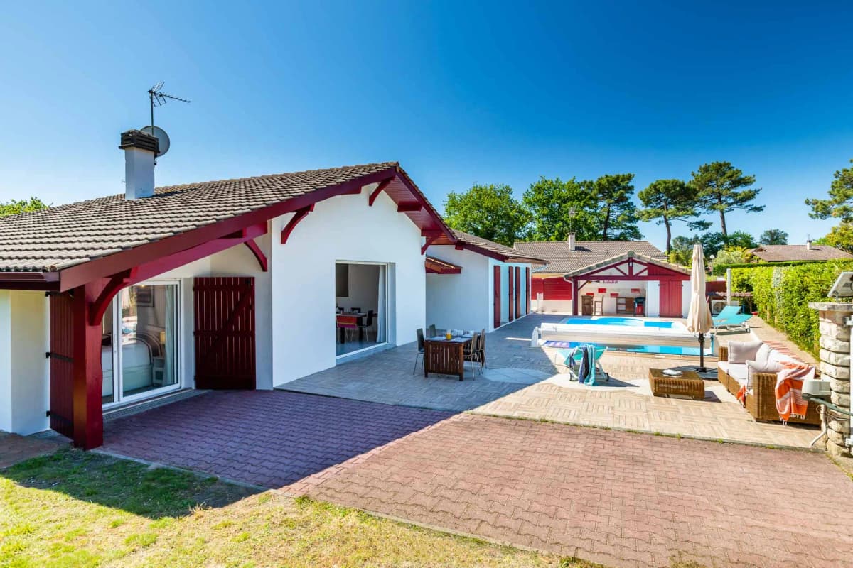 villa piscine chauffée, 5min à pied océan et centre ville