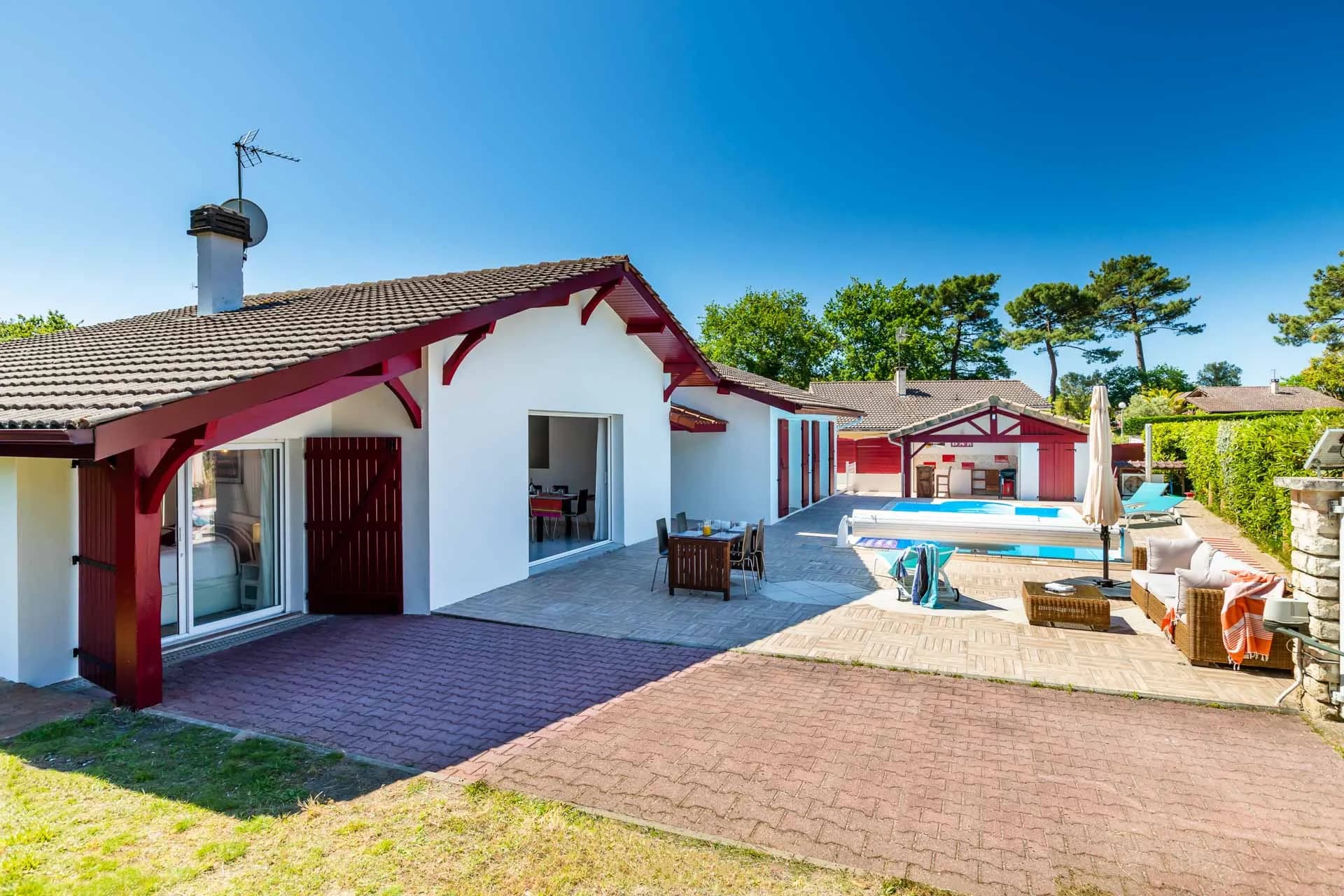 villa piscine chauffée, 5min à pied océan et centre ville