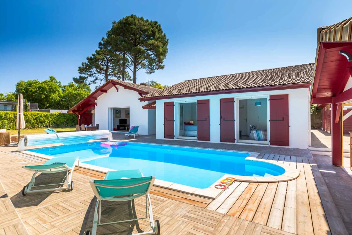 villa piscine chauffée, 5min à pied océan et centre ville