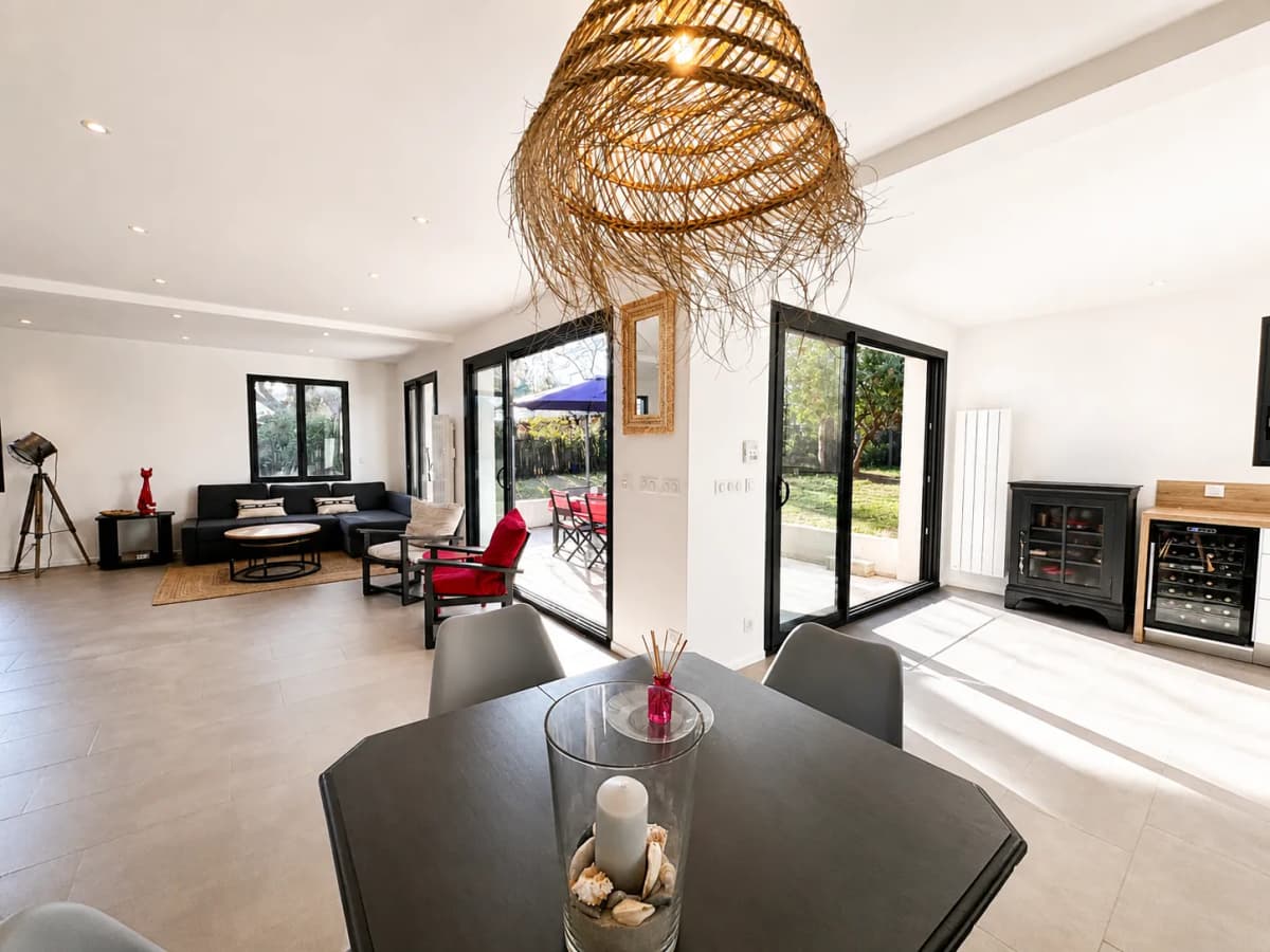 Villa moderne 5min à pied océan et centre ville, calme, confortable