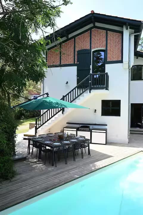 Villa climatisée, piscine chauffée entre lac à 200m et océan à 600m, 5min centre ville d'Hossegor