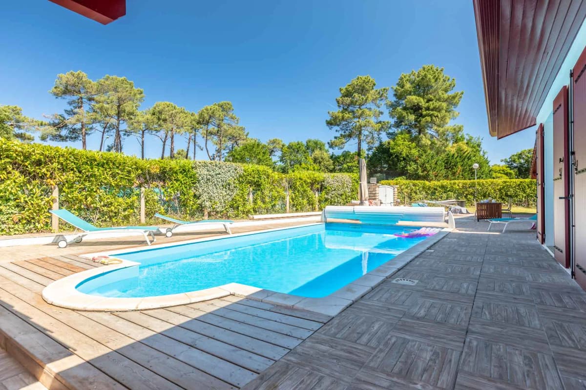 villa piscine chauffée, 5min à pied océan et centre ville