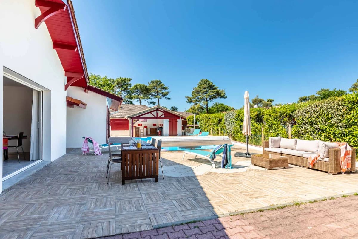 villa piscine chauffée, 5min à pied océan et centre ville