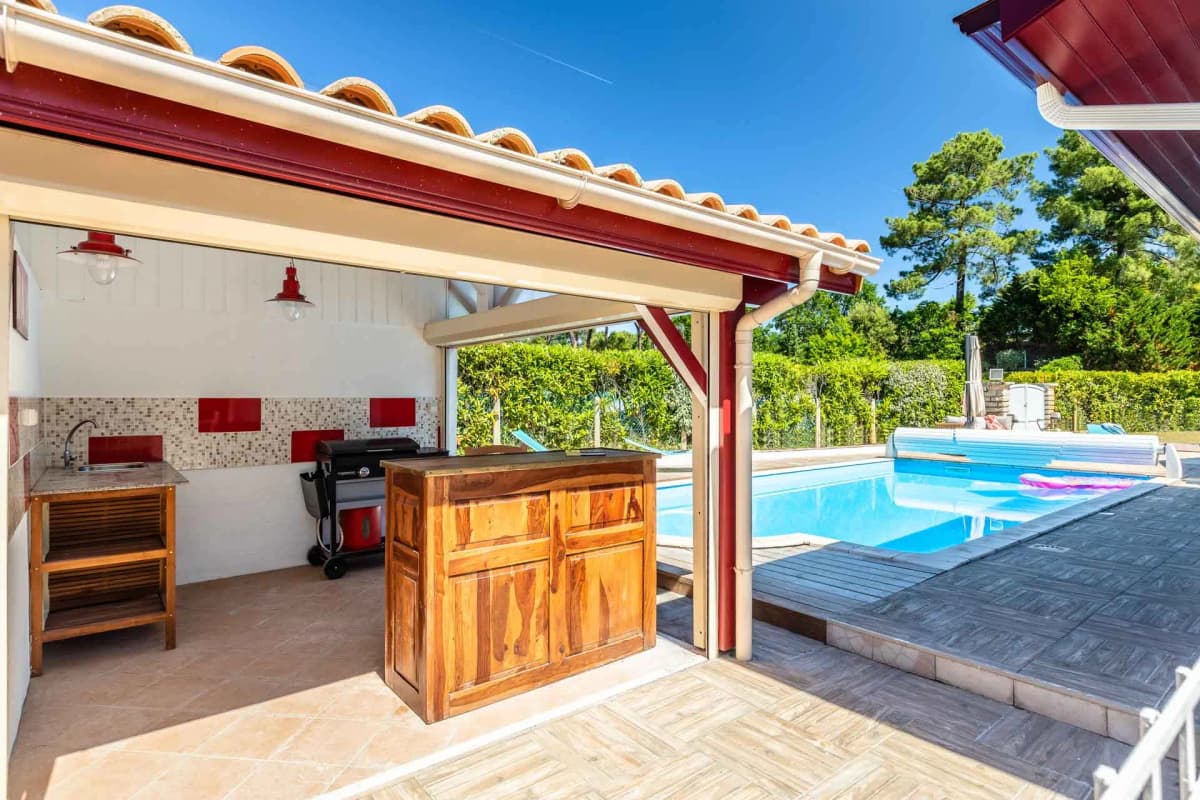 villa piscine chauffée, 5min à pied océan et centre ville